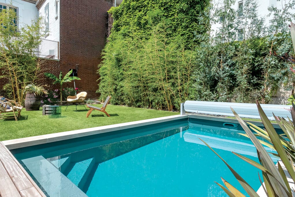 Entretien de piscine, comment le réaliser soi-même ? Nos conseils et bons plans 1 Pour l'entretien de piscine, vérifier l'état du filtre et le nettoyer si nécessaire.