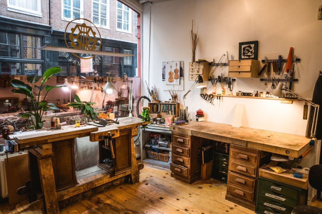 Initié au métier à l'âge de 14 ans chez un maître-luthier, Denis puise dans un héritage transgénérationnel pour maîtriser chaque étape de la fabrication.