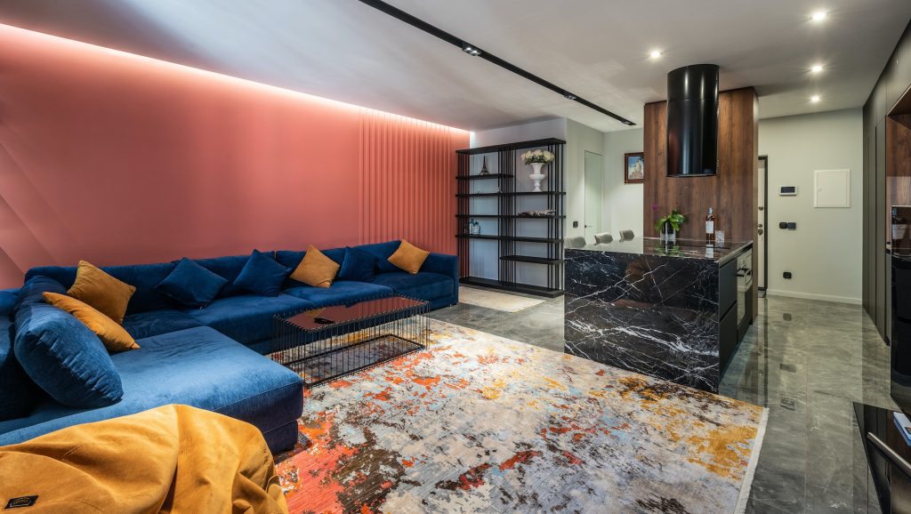 Les tendances déco salon 2024 célèbrent l'authenticité du liège, l'élégance intemporelle du marbre