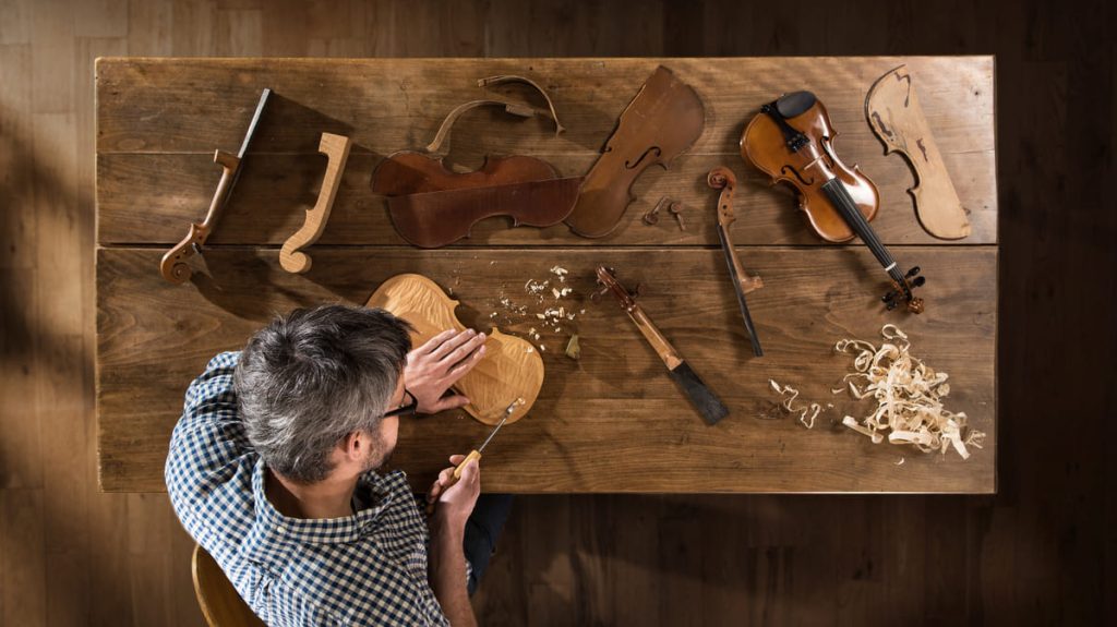 Portrait d'un luthier artisan local renommé