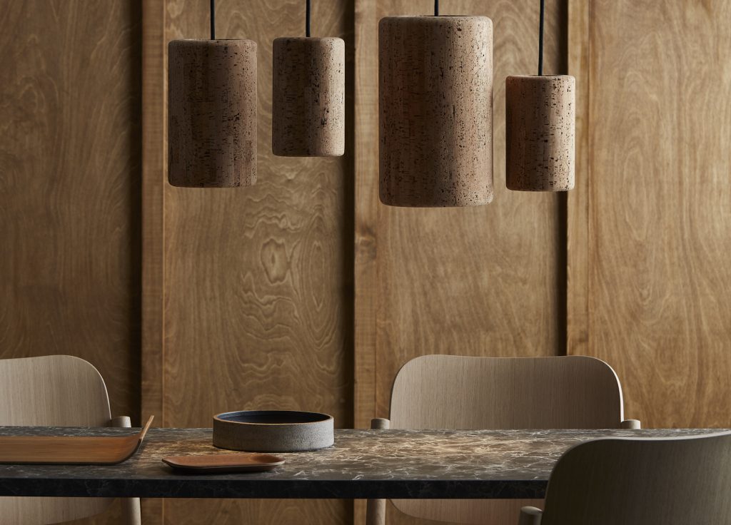 Outre le rotin et les matières brutes, le liège fait également son grand retour dans nos intérieurs en 2023 !