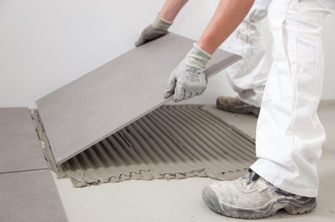 Travaux de maçonnerie à faire soi-même facilement à son domicile : Pose carrelage au Sol avec une colle fluide