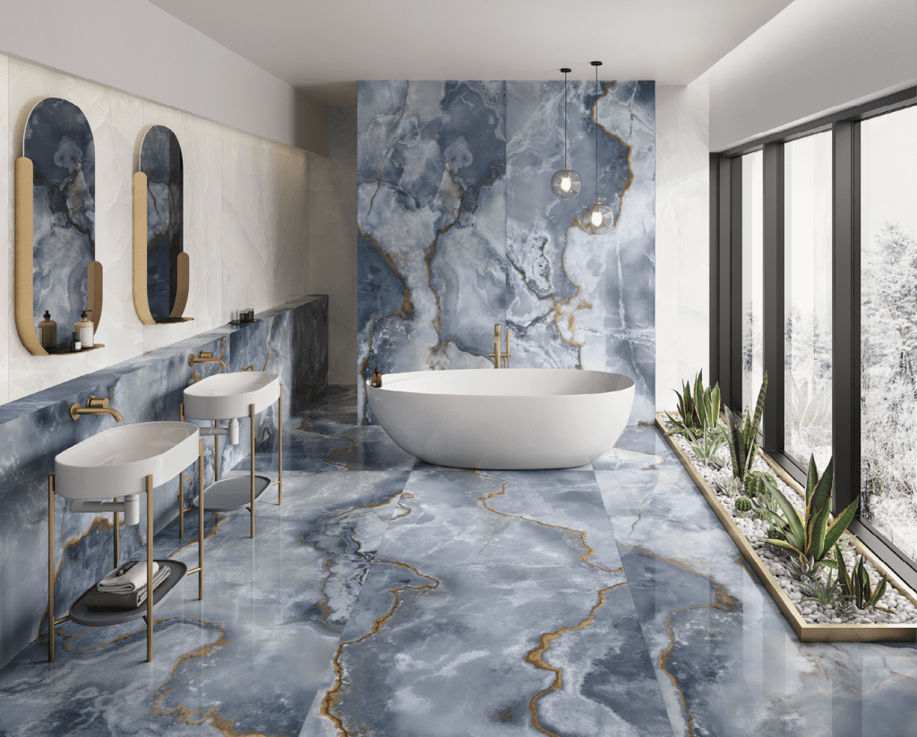 Tendances déco salle de bain 2024, le marbre ajoute une note de sophistication à cette salle de bain aux teintes bleutées